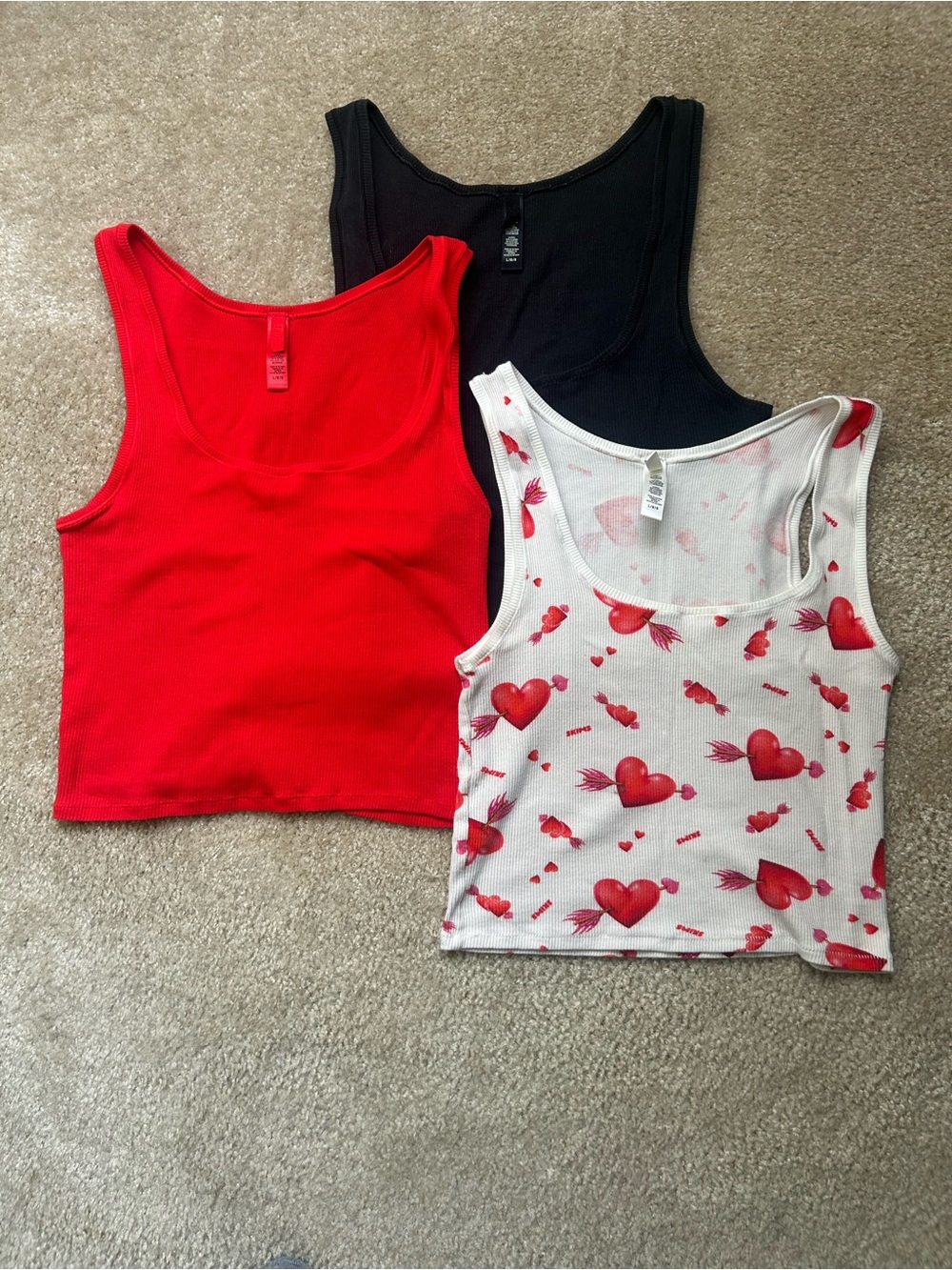 Skims 3-Pack Ribbed Crop Tank Tops - Red, Black & Heart Print White Lana Del Rey